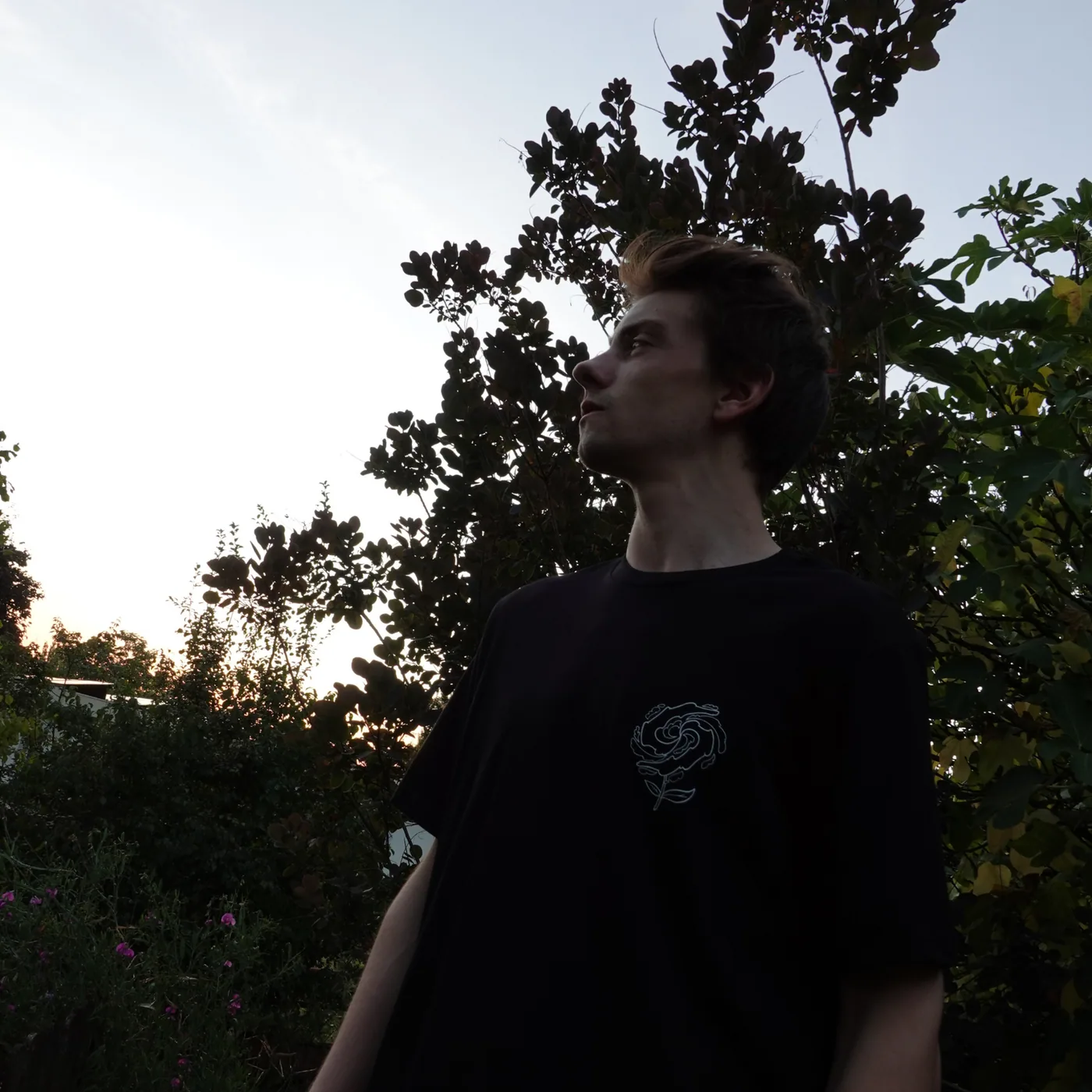 T-shirt Flower Logo porté au coucher du soleil