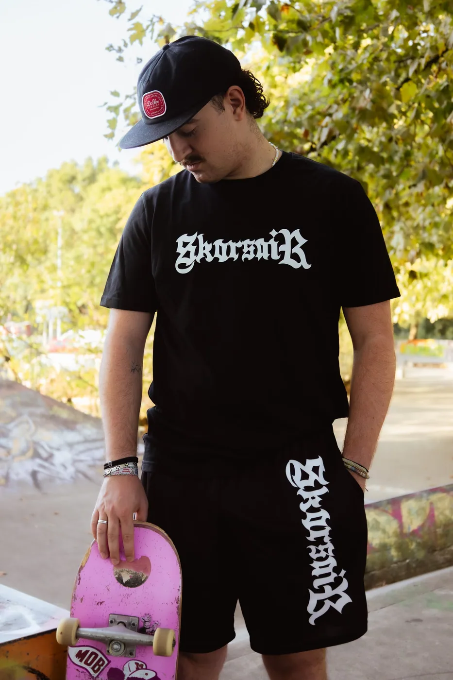 T-shirt SKORSAIR Original porté avec le short Original et un skate